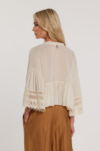 Blusa KROCHET maniche tre quarti farfalla con inserti pizzo collo coreana più balza