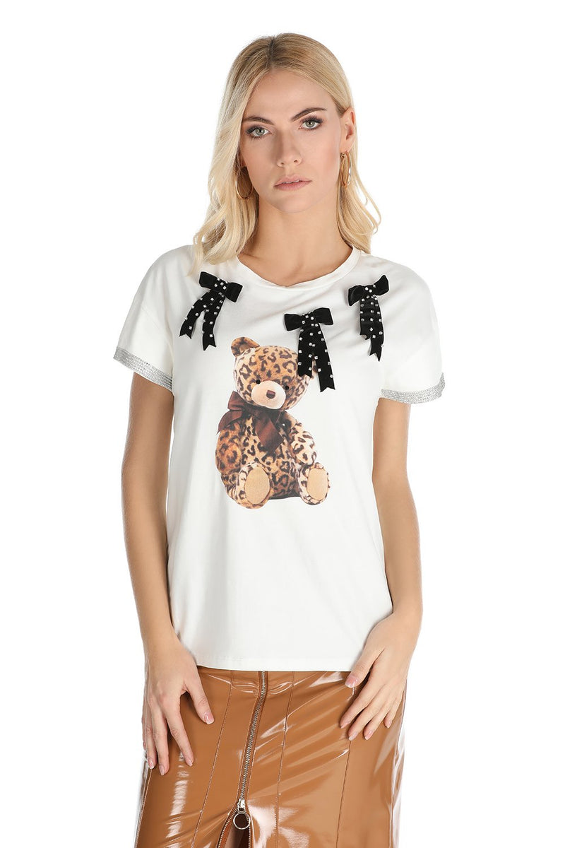 T-shirt con stampa orsetto con passamaneria maniche e spille fiocco in pizzo, relish fashion moda, abbigliamento femminile