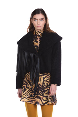 Cappotto FRUNCES corto manica lunga collo ampio con frange orsetto